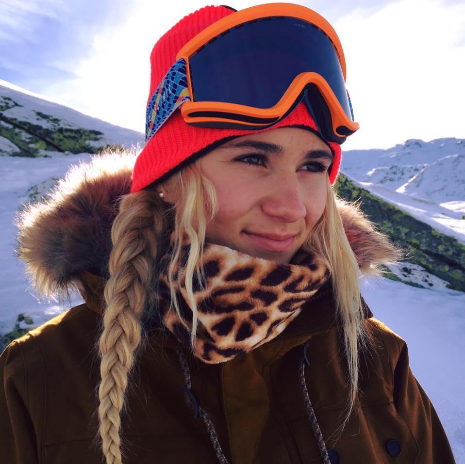 Chloé Sillieres, snowboardeuse, exprimant sa gratitude envers Jérémy pour son accompagnement