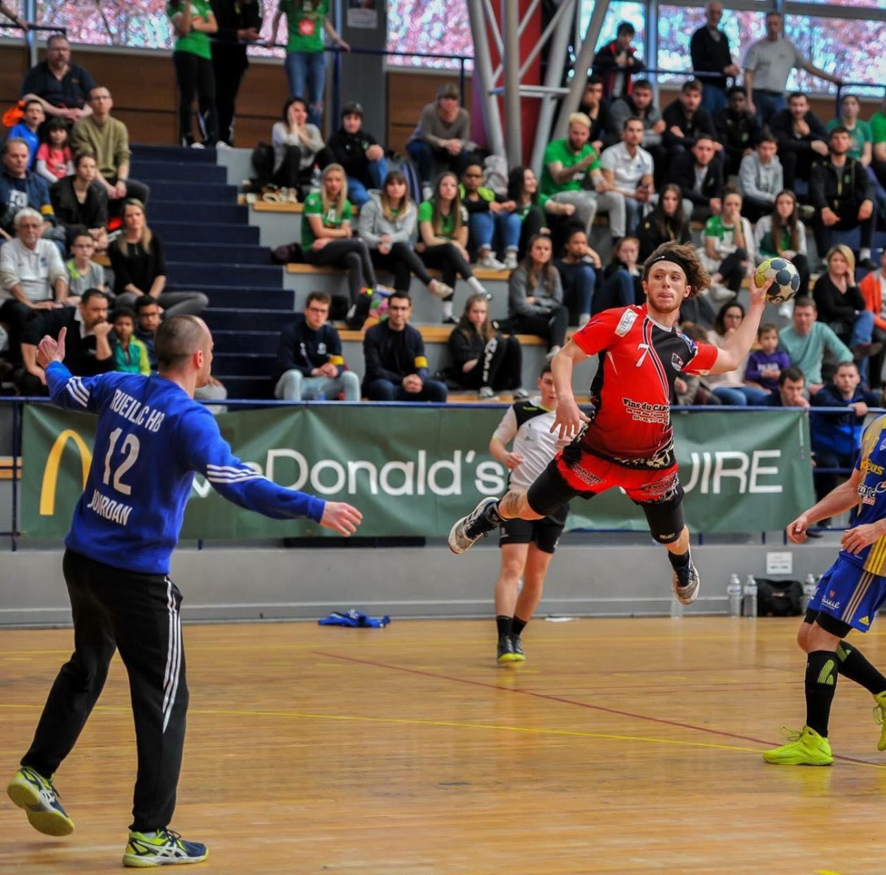 Enzo Arella, joueur de handball, témoignant de l'impact de Jérémy sur sa préparation physique